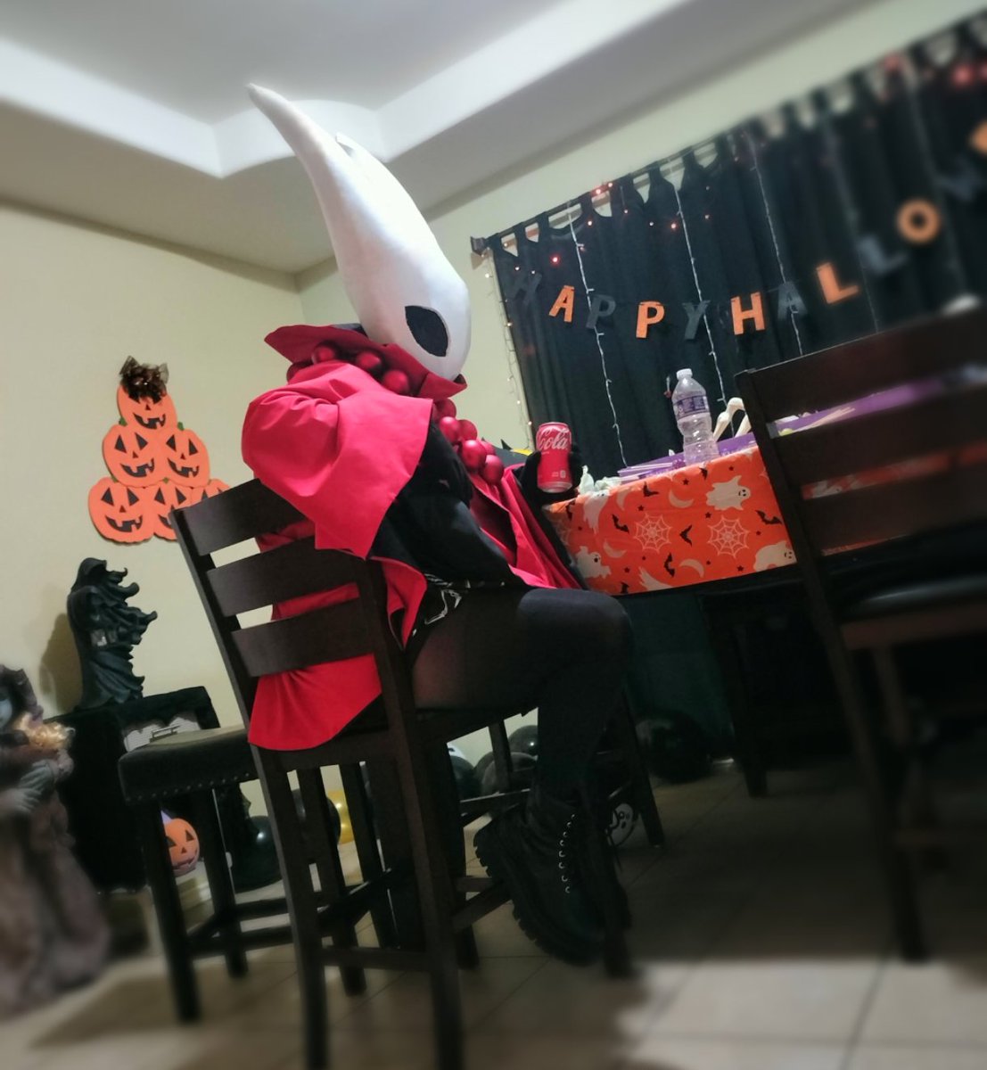 CubedSugar_'s tweet photo. I never showed anyone this 3-5 day crunch last minute Halloween costume 😖🤣 https://t.co/0FSSWUcrUj