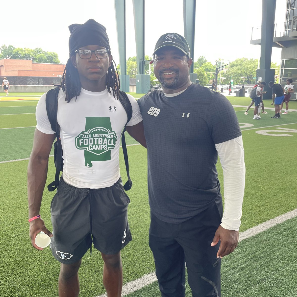 JamesJones5363's tweet photo. Had a great time at the @UAB_FB mega camp and a great time meeting coaches 

@SpainParkFB @Recruit_SP @vakakes @CoachAbrams @CoachMoody56 @Coach_Finck @TreyFlowers_ @HallTechSports1 https://t.co/uJL5apQ7Cc