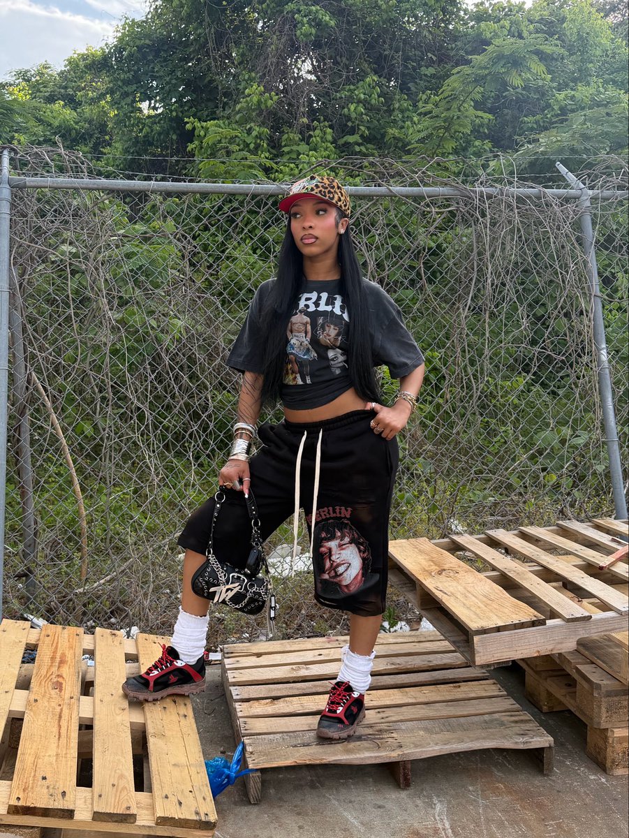 ahbarchives's tweet photo. I’m either Adam Sandler or Rihanna, there’s no in between. https://t.co/fZ3325M2QZ
