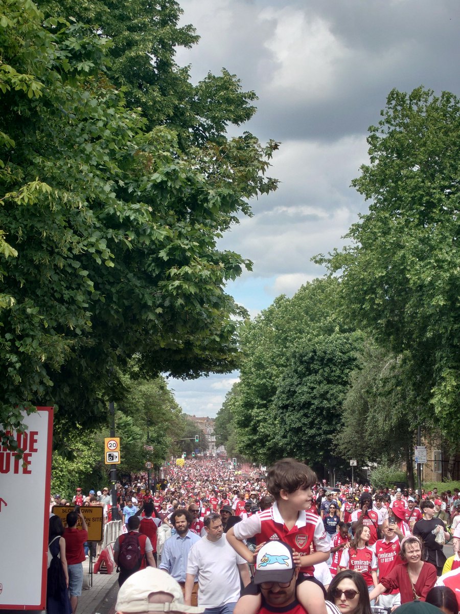 Mark_Helmy's tweet photo. @DuckyEelpie @centregoals @AFCAMDEN Wrong. I was actually stood on Holloway road. They only fenced of one half of the road. Also any road leading off Holloway road had thousands of people all bunched up https://t.co/Kh0lH1NLxH