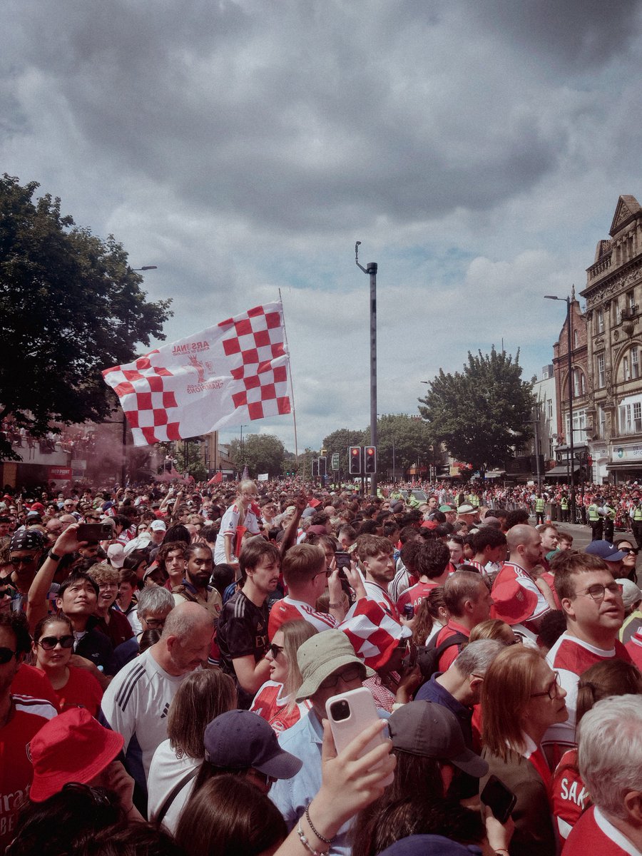 Mark_Helmy's tweet photo. @DuckyEelpie @centregoals @AFCAMDEN Wrong. I was actually stood on Holloway road. They only fenced of one half of the road. Also any road leading off Holloway road had thousands of people all bunched up https://t.co/Kh0lH1NLxH