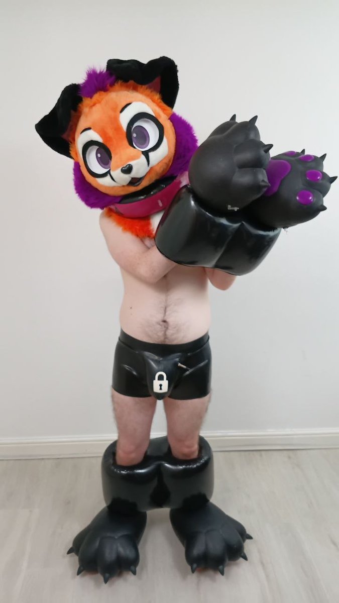 Squeakytoy_1's tweet photo. This is so not fair I didn't do anything wrong~ ok fine maybe i pawed off without permission but that doesn't fit the punishment i can't move in these cuffs and these paws are so heavy and tight and this dam null is driving me crazy~ mmm

🐾: @pumpld 
📸: @zen_fur https://t.co/Ivr83J5UQE