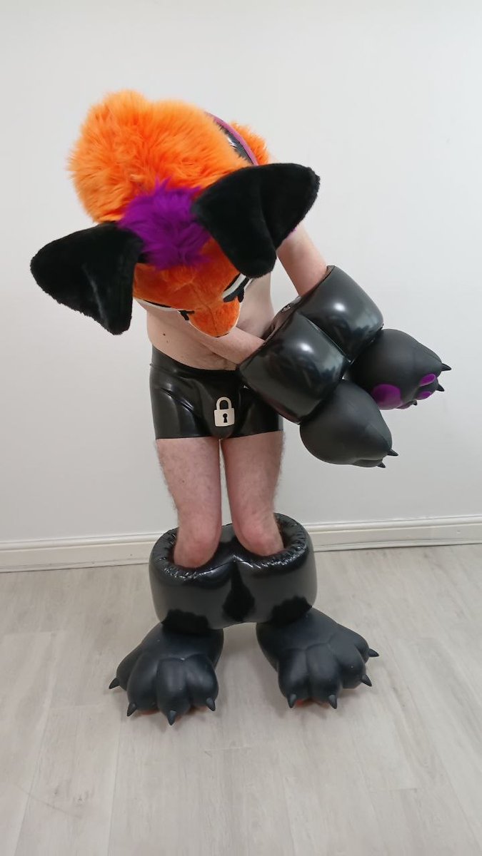 Squeakytoy_1's tweet photo. This is so not fair I didn't do anything wrong~ ok fine maybe i pawed off without permission but that doesn't fit the punishment i can't move in these cuffs and these paws are so heavy and tight and this dam null is driving me crazy~ mmm

🐾: @pumpld 
📸: @zen_fur https://t.co/Ivr83J5UQE