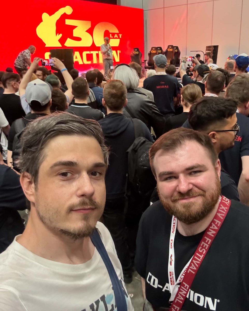 szychoslaw's tweet photo. STO LAT! 🎂🥳
Magazyn @cdaction  wbił 30. poziom i już rok temu wiedziałem, że MUSZĘ pojawić się na #CDActionExpo. Nie wybaczyłbym sobie braku fotki z legendarnym Smugglerem. Tym samym, który przed laty przywitał mnie i chłopaków w siedzibie redakcji, oprowadzając po włościach naszą nastoletnią bandę (w przeciwieństwie do reszty redaktorów, co dopiero po zgarnięciu zjebki od naczelnego, „łaskawie” wstała od biurek…  głównie po przyniesioną przez nas pizzę 😝)

Naprawdę dobrze wspominam tamten wyjazd – był to mój pierwszy kontakt z profesjonalną stroną branży gier. Branży, w której mam szczęście pracować do dziś. Nie był to jednocześnie mój prime time, jeśli chodzi o stylówkę, ale niech stracę. W myśl zasady „pics or didn’t happen” załączam pamiątkowe foto z 2010 roku 📸

A samej redakcji Ekszyna i jej fanom (czytelnikom/widzom/słuchaczom) życzę kolejnych udanych 30 lat na rynku! Wiele z nich będzie trudnych, ale na pewno równie dużo – wspaniałych. Taka to już szalona branża. Dlatego niech nasza radość z grania w gry nigdy nie przemija! Wszyscy niesiemy bowiem ten kaganiec oświaty, który co i rusz przypomina, że „rozrywka dla dzieci” ma moc kształtowania pokoleń 🎮💡

Aha, Smuggler to ten na scenie. Kolega, który poprosił mnie o zdjęcie to ktoś inny. Nie wiem kto 🤡