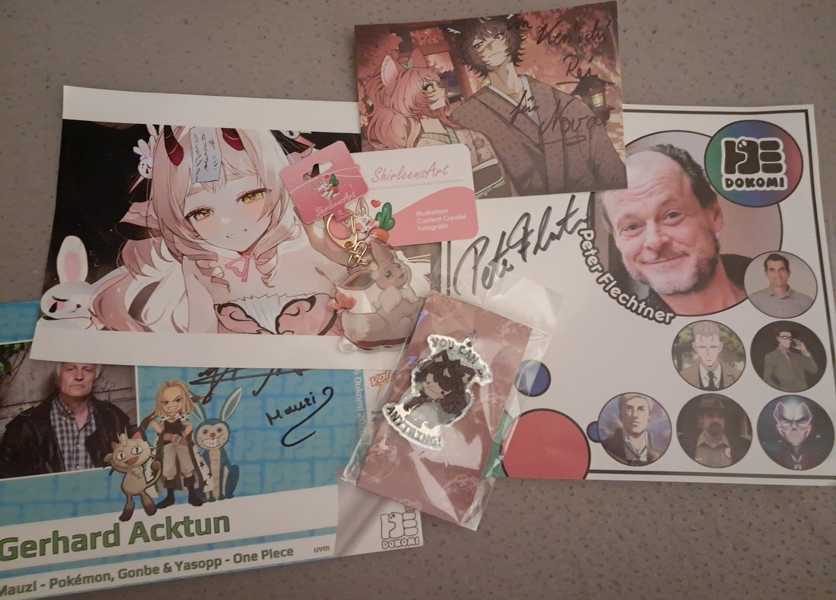 NovaVT_'s tweet photo. I had such a good dokomi I have met my fav German VAs I saw @ironmouse .
I met @PriskaraVtuber , @Ryakishou @JeleInNectron @shionrui_  @Adriel_Reinsley @Zu1fuR  and many more ! 

I was way to shy to go to @KenichiRei  and Zulfur went and got me a keychain qwq but I was at his booth but was too shy ♡ thabk you for signing it! >///<