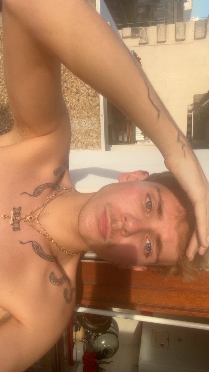 kevinlepassif's tweet photo. Tu préfère mon visage d’ange ou mon gros cul ? vient me le dire en dm 😌
Si tu veux détruire mon gros cul like rt et commente 👅 https://t.co/DBwzunYsCW