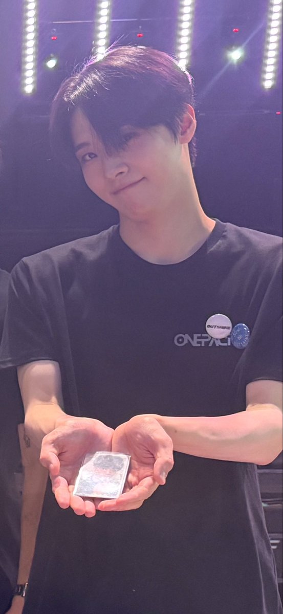 jaywooxy's tweet photo. me bringing Jay pcs for my group photo and everyone suddenly pretending they don’t know who Jay is “who is this dude?” And me going “just some guy i found on the street” 🤡🤡 https://t.co/A6UDxO2rbd