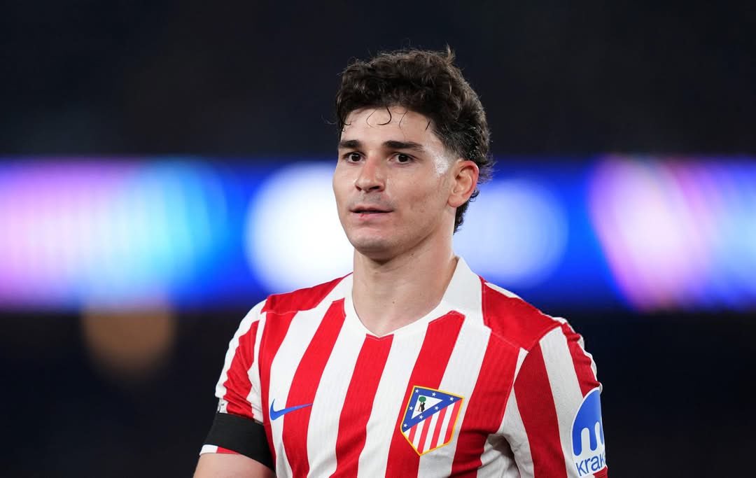 FRBarca_'s tweet photo. 🚨Germán García (TyC Sports) : « L'information est claire. Julián a informé l'Atlético qu'il ne souhaite pas prolonger son contrat et qu'il est ouvert à un départ. Le PSG et Arsenal sont évoqués, mais le Barça a l'avantage. »

« Que doivent-ils faire ? Des sources proches de Julián Álvarez indiquent que l'offre initiale de 100 millions d'euros pourrait augmenter de 10 à 15 millions d'euros, bonus inclus. »

« Le Barça veut Julián, et Julián veut le Barça, ce dont l'Atlético est conscient. Ils doivent se concerter et trouver une solution. »

« Ces quatre tweets ne sont pas très crédibles.