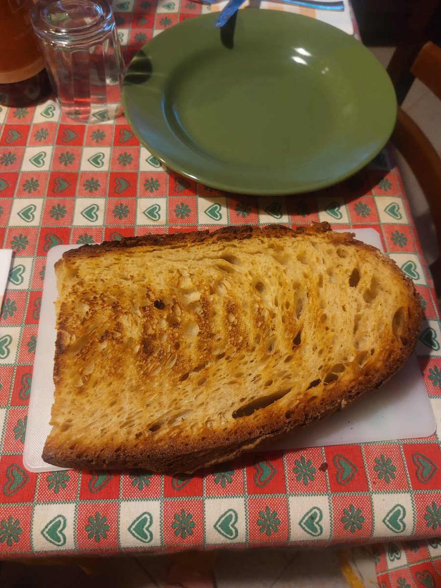 Azdum's tweet photo. Dad bought a slice of bread and said we'll share it between all of us! XD https://t.co/Z5L0PpEVY1