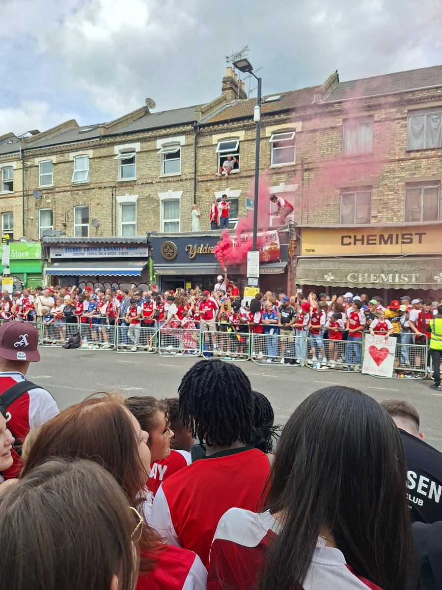 pwash2005's tweet photo. Great day watching the title parade @Arsenal https://t.co/0SmkvXRubh