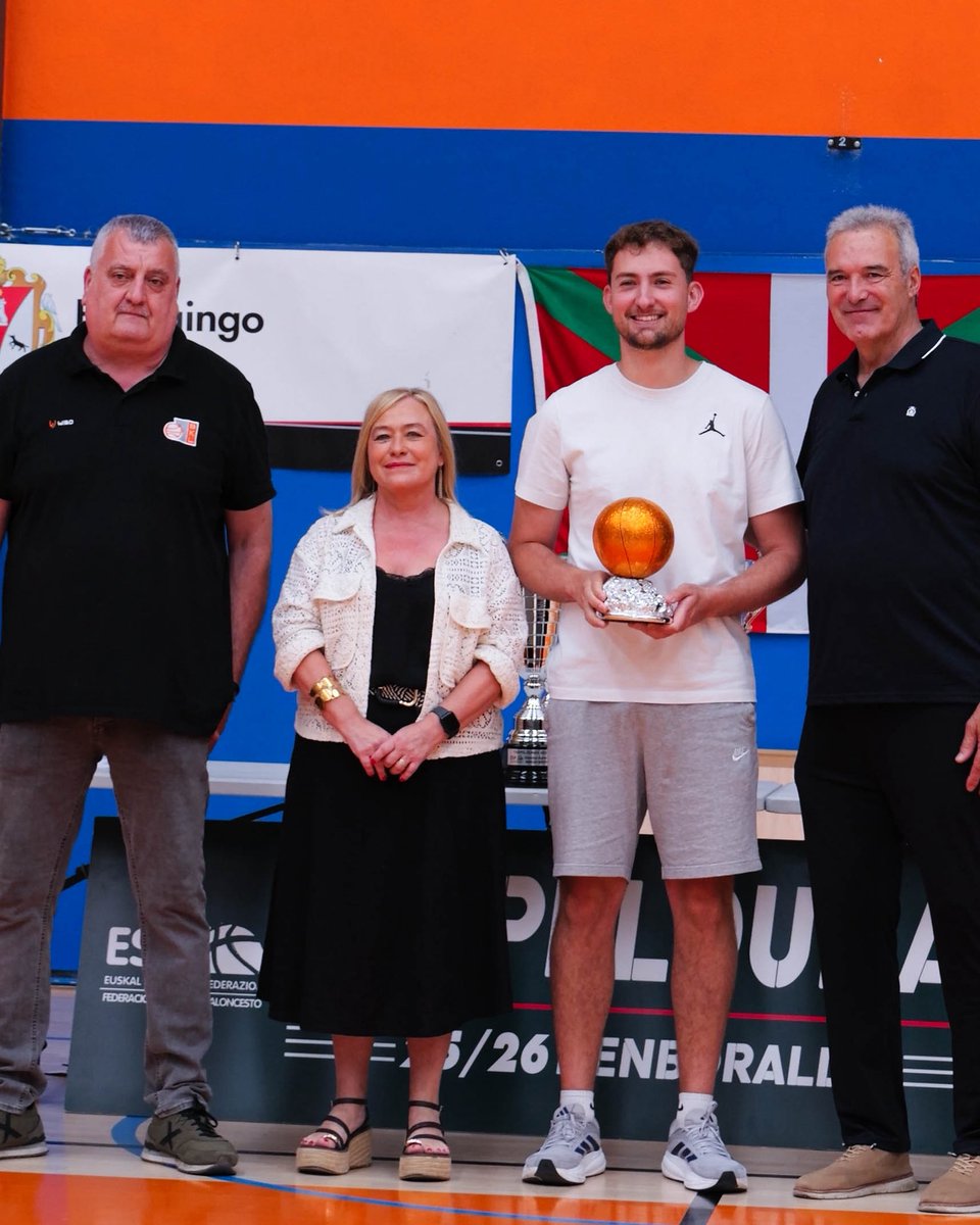 SanPruAD's tweet photo. 🥇𝗠𝗘𝗝𝗢𝗥 𝗘𝗡𝗧𝗥𝗘𝗡𝗔𝗗𝗢𝗥 𝟭ª 𝗗𝗜𝗩𝗜𝗦𝗜𝗢́𝗡

Mikel García Albaina recogió ayer el trofeo que le acredita como Mejor Entrenador de 1ª División Masculina. Zorionak!

#MareaVerde https://t.co/PZEeTHh3Cn