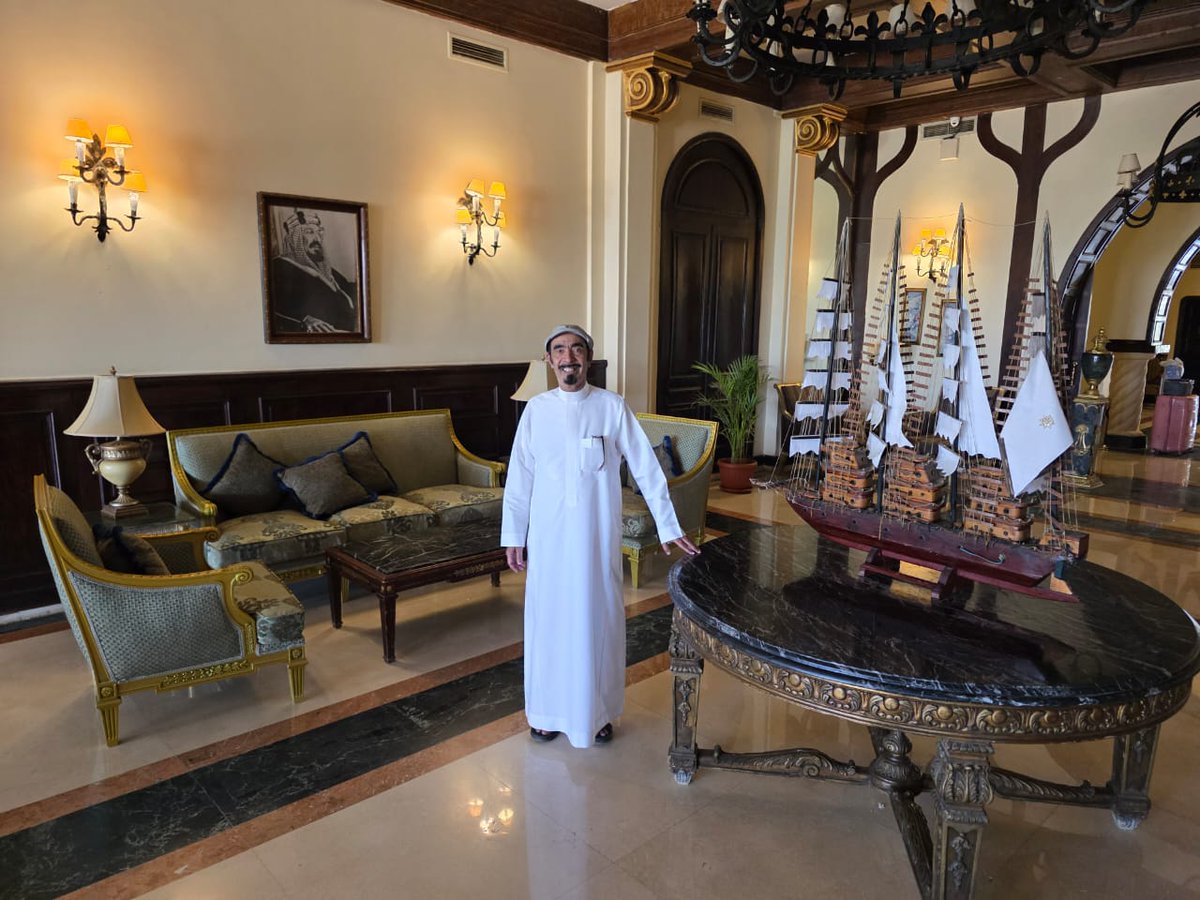 dr_alhemaid's tweet photo. #الملك_عبدالعزيز
#تشرشل :
سعدنا هذا اليوم 31مايو2026 بزيارة مقر اللقاء التاريخي بين الزعيمين الذي تم
في 17فبراير 1945ب(فندق الاوبرج بمدينة الفيوم بمصر على ضفاف بحيرة قارون على بعد100كم من القاهرة..
مضى 81عاما على هذا اللقاء
العظيم الذي رسخ العلاقات السعودية البريطانية في نهاية الحرب العالمية الثانية..بعد أيام من لقاء الملك عبدالعزيز بالرئيس الأمريكي 
#روزفلت في البحيرات المرة بخليج السويس.
أمضى الملك وإثنين من ابنائه
الأمراء محمد ومنصور وأخيه الأمير عبدالله بن عبدالرحمن ومستشاريه ومرافقيه يومين بهذا الفندق الذي تجولنا وحرمي باجنحته مستعيدين
ذكريات مرحلة مفصلية من تاريخ نهضة بلادنا في مجال علاقاتها الدولية على يد الباني الملك عبدالعزيز ورجالة رحمهم الله.
 معلومة طريفة ذات دلالة عجيبة أفادني بها أحد موظفي الفندق يتوارثها الأهالي أن الملك عبدالعزيز
أمر بنحر عدد من الإبل وتوزيع لحومها هدية لأهالي الفيوم أثناء زيارته.
ساهمت هذه الزيارة الملكية في تقوية أواصر الأخّوة والصداقة بين مصر والمملكة
في عهدي الملك عبدالعزيز والملك فاروق.رحمهما الله.
  لازال الفندق قائما منذ ذلك
الحين إلى اليوم باسم معدل:(هلنان
أوبرج الفيوم الملكي) وقد ازدانت مداخله بصور الزعماء
وفي مقدمتهم الملك عبدالعزيز.