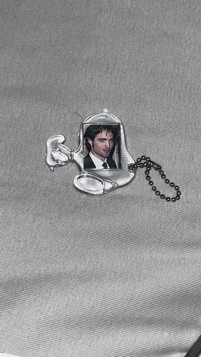 mystrry652's tweet photo. @pattinsonsnoopy Look at my rob+snoopy chain lolool https://t.co/xpbHFq5bnV