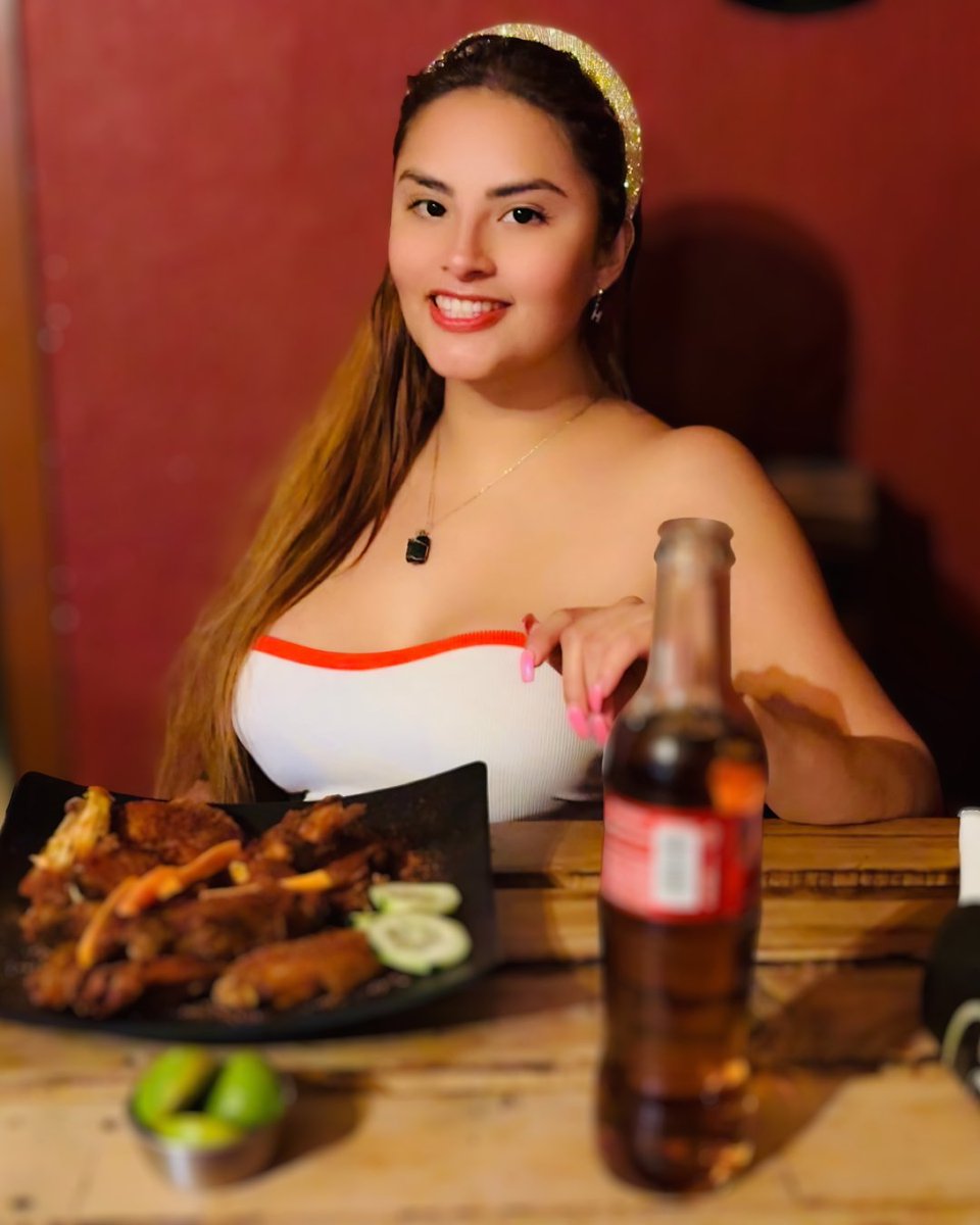 HaideUniqueFans's tweet photo. Mis Uniques! 🍗✨ Miren este banquete que me acabo de armar. Alitas perfectamente asadas con todo y su guarnición 🥒🍋. 
#MisUniques #Alitas #DeliciousFood #Foodie #DinnerDate #LatinaFoodie #ComidaRica #Aperitivo" https://t.co/0KMJK1wvuR