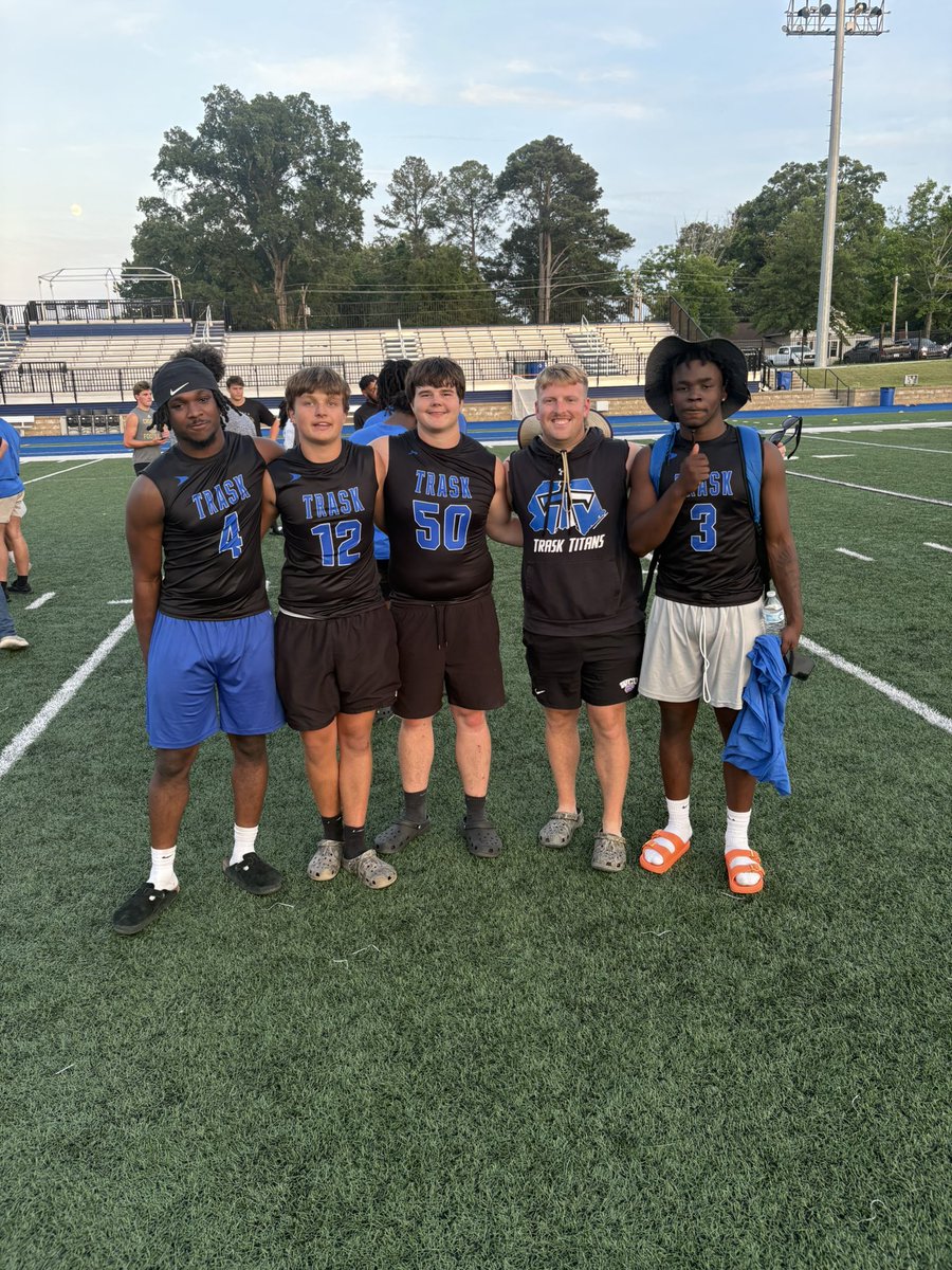 Shawnmassing50's tweet photo. Great camp at @barton_fb! Went 1/2 on pass pro but learned a lot of great stuff! Thank you @coach_cavery https://t.co/lGPADh2hxX