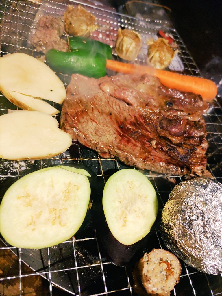 JIMNYdeCAMP's tweet photo. おはようございます🙂‍↕️

キャンプ前にスーパーで待合せ
みんなであれこれとお買い物🛒

今回はBBQ🙌🥩🔥
これでもかっ!!
って量のお肉と海鮮と野菜を買ってひたすら食べる会場はコチラ💁‍♀️

焼けた時だけ静まる人たち笑😂

皆様今日も1日安心安全にお過ごしください🍖

#CAMPBEAN
#豆魔女会
 #notnow https://t.co/6SC1ltneud