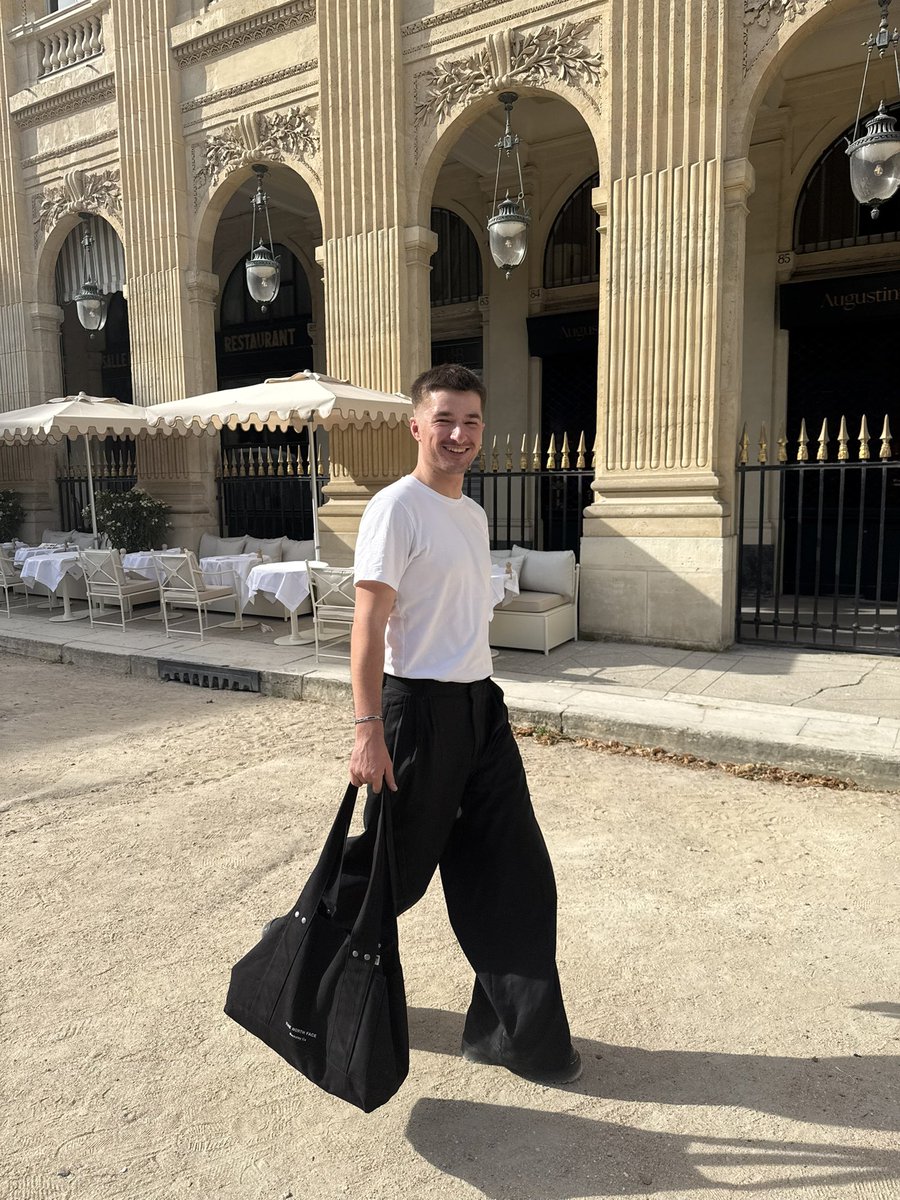 SulimanMind's tweet photo. Pretty paris #LGBTQIAOurMonth https://t.co/vBrn5OckBn