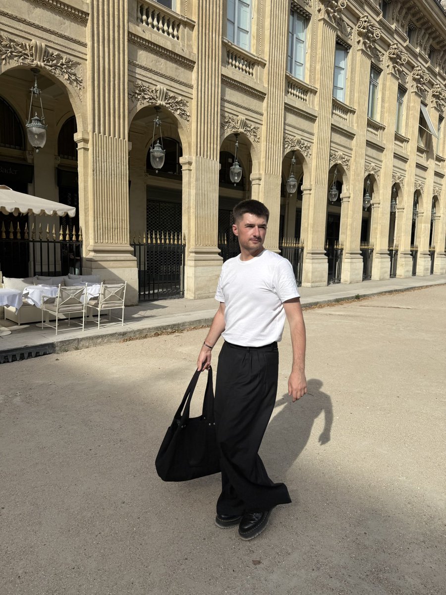 SulimanMind's tweet photo. Pretty paris #LGBTQIAOurMonth https://t.co/vBrn5OckBn