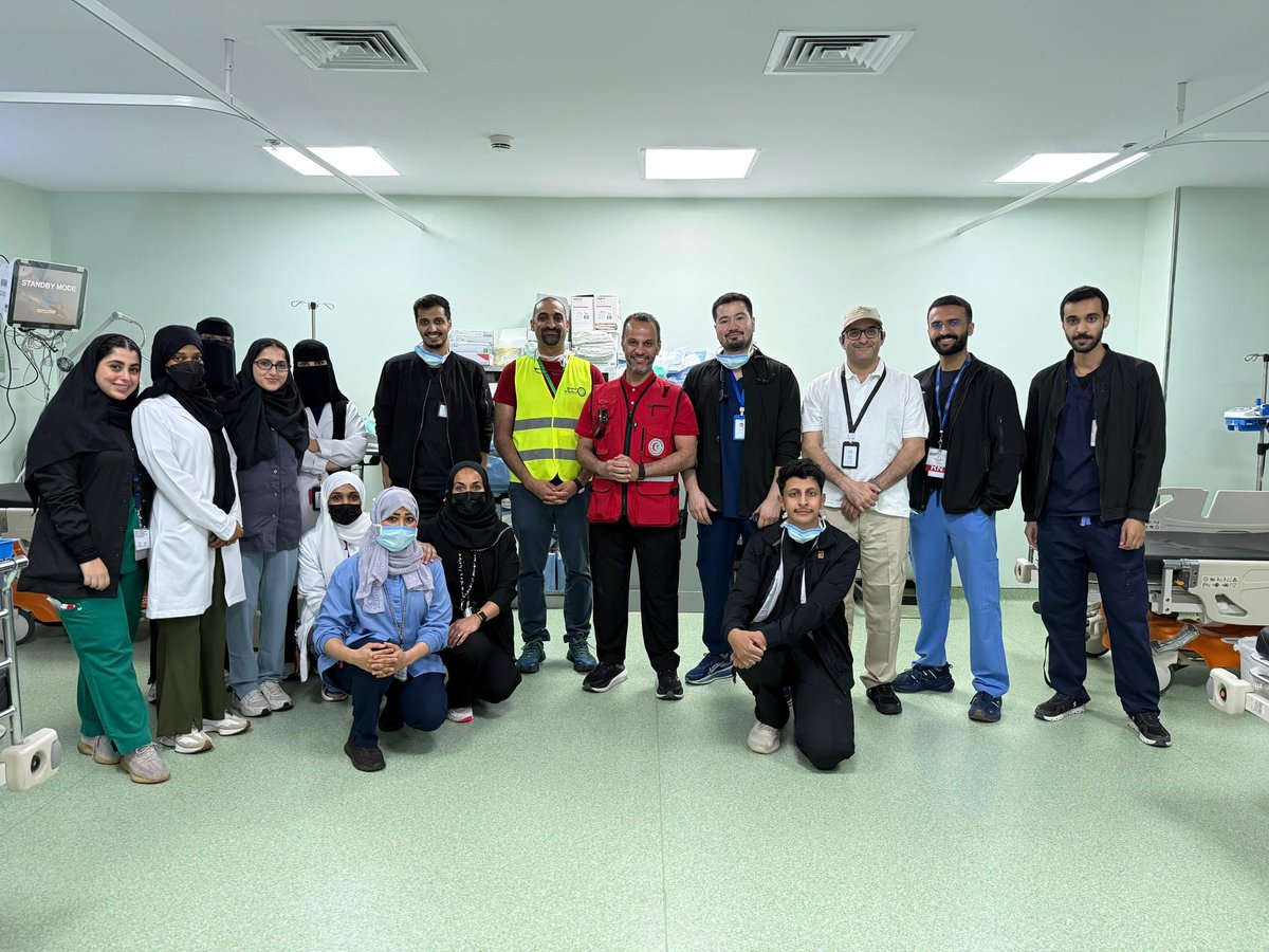 Baghanima11's tweet photo. ومن التجارب الجميلة هذا الموسم كانت مشاركتي كـ Medical Volunteer في مستشفى منى الطوارئ، ضمن برنامج الحج المنهجي بجامعة ام القرى.

بدايةً، كل الشكر للقائمين على البرنامج @Hajjuqumed 

من السكن والمواصلات والاعاشة، الى التنظيم والمتابعة، كانت تجربة مريحة خلتنا نركز على الاستفادة والتعلم بدون ما نشيل هم التفاصيل

اما داخل المستشفى، فكانت تجربة ممتعة جدًا. الدكاتره كانوا مرحبين بالطلاب، وحريصين على التعليم وشرح الحالات، وهذا الشيء فتح لنا فرص كبيرة للاستفادة والتعلم

وشكر كبير لـ:
د. معن جمجوم @maan_jamjoom 
د. نسرين مغربي @NisreenMaghraby 
د. انس القرشي
د. رهف المهنا
وافضل ممرض في الكوكب سعد الدرعان @Sa3adMajed 🫡

ولجميع الدكاتره والتمريض وسائر افراد الفريق الطبي اللي كانوا معانا، وما قصروا معنا طوال فترة البرنامج