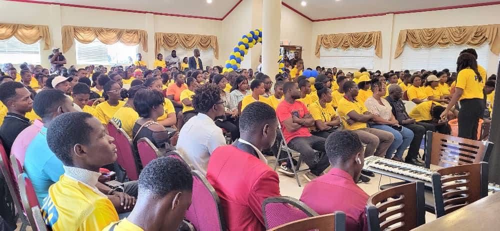rtvgalaxie's tweet photo. Le Parti Haïtien pour la Démocratie (PHD) s’oppose à toute nouvelle transition politique après le 7 juin 2026 et appelle au rétablissement de l’ordre démocratique en Haïti. Dans un communiqué publié le 27 mai 2026, le parti estime que les transitions successives ont aggravé l’instabilité politique, l’insécurité et la crise institutionnelle du pays. Le PHD demande aux autorités de renforcer les opérations contre les gangs armés afin de reprendre le contrôle du territoire national et de créer les conditions nécessaires à la tenue d’élections crédibles. Il réclame également la révision du décret électoral, la création d’un organe de contrôle de la transition ainsi que la libération des routes nationales. Enfin, le parti réaffirme son engagement en faveur de la démocratie et exhorte les dirigeants à organiser des élections transparentes pour restaurer la légitimité des institutions haïtiennes.