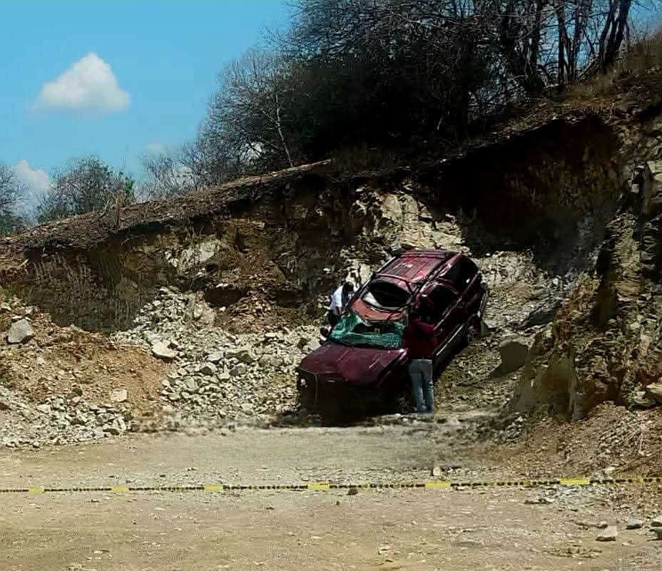 LocutorAlejo's tweet photo. Una camioneta color vino se salió de la cinta asfáltica y se reportó una persona fallecida en el lugar. Los hechos ocurrieron en la carretera a Santa María Colotepec después del panteon en la zona de la Barra de Colotepec. #Oaxaca https://t.co/Vv4w2QljhF