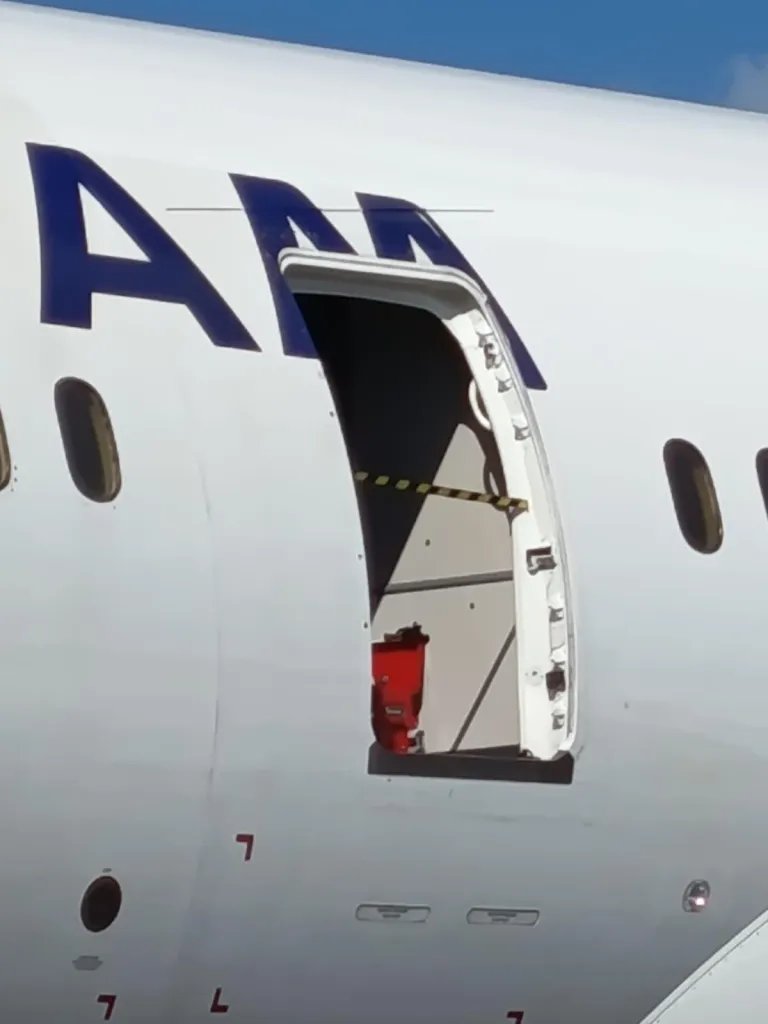 aviationbrk's tweet photo. NEW: LATAM Boeing 787-8 Dreamliner grounded at one of the most remote airports in the world after the L2 door was torn off by an airstairs truck.

The incident occurred on Friday at Mataveri International Airport on Easter Island in Chile, located approximately 3,759 kilometres slightly northwest of Santiago.

Photos: Alvaro Romero