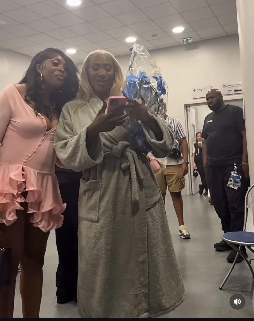 novaalzy's tweet photo. La rappeuse Crystal (Nouvelle École) est venue rendre visiste à Aya dans ses loges lors de son stade de France !! Leur amitié continue 
(Video sur l'insta de Crystal) https://t.co/pda7kkatsy