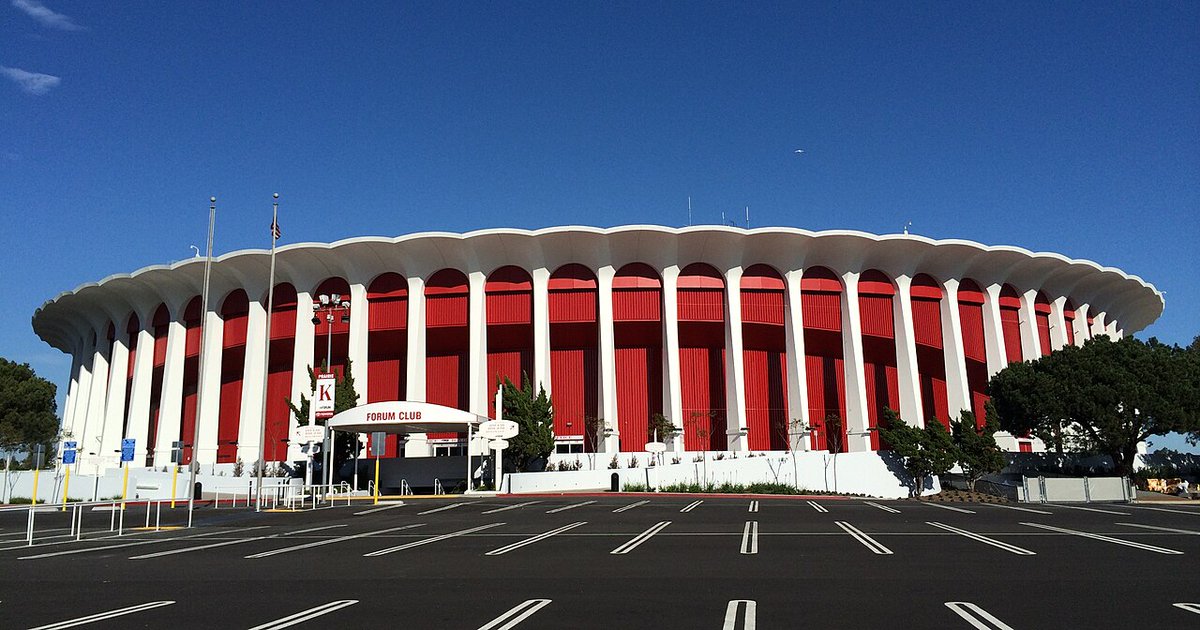 MastermindMick's tweet photo. The Forum in Inglewood, California, originally opened on December 30, 1967. Home of The Los Angeles Lakers (and the LA Kings). The Lakers reached the NBA Finals in their very first season at the arena (1967–68) and went on to win 6 NBA championships while it was their home. '72, '80, '82, '85, '87, '88. They played in the NBA Finals 14 times during their tenure at The Forum between 1967 and 1999.