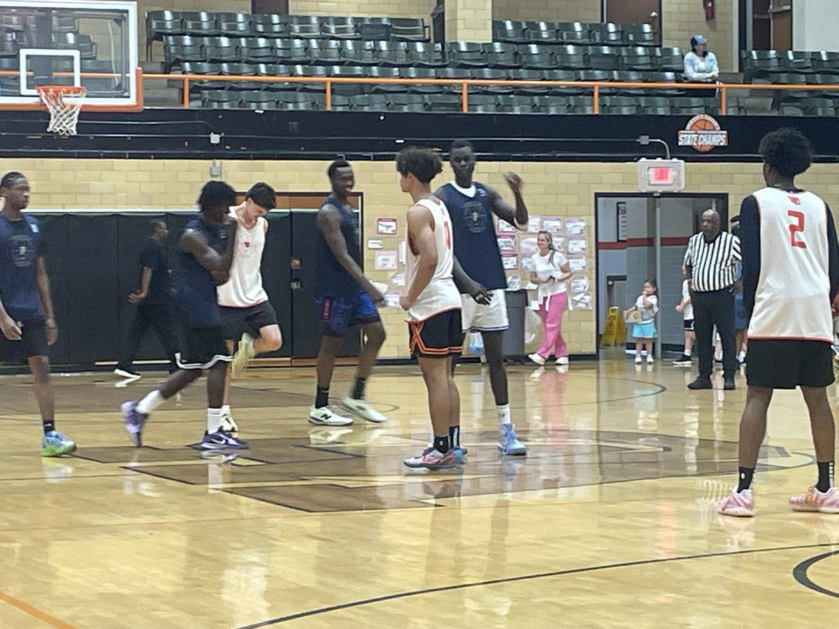 PrepHoopsMO's tweet photo. The championship game is underway between Principia and host Webster Groves @hoopsandbeyond https://t.co/wjA17fqOSm
