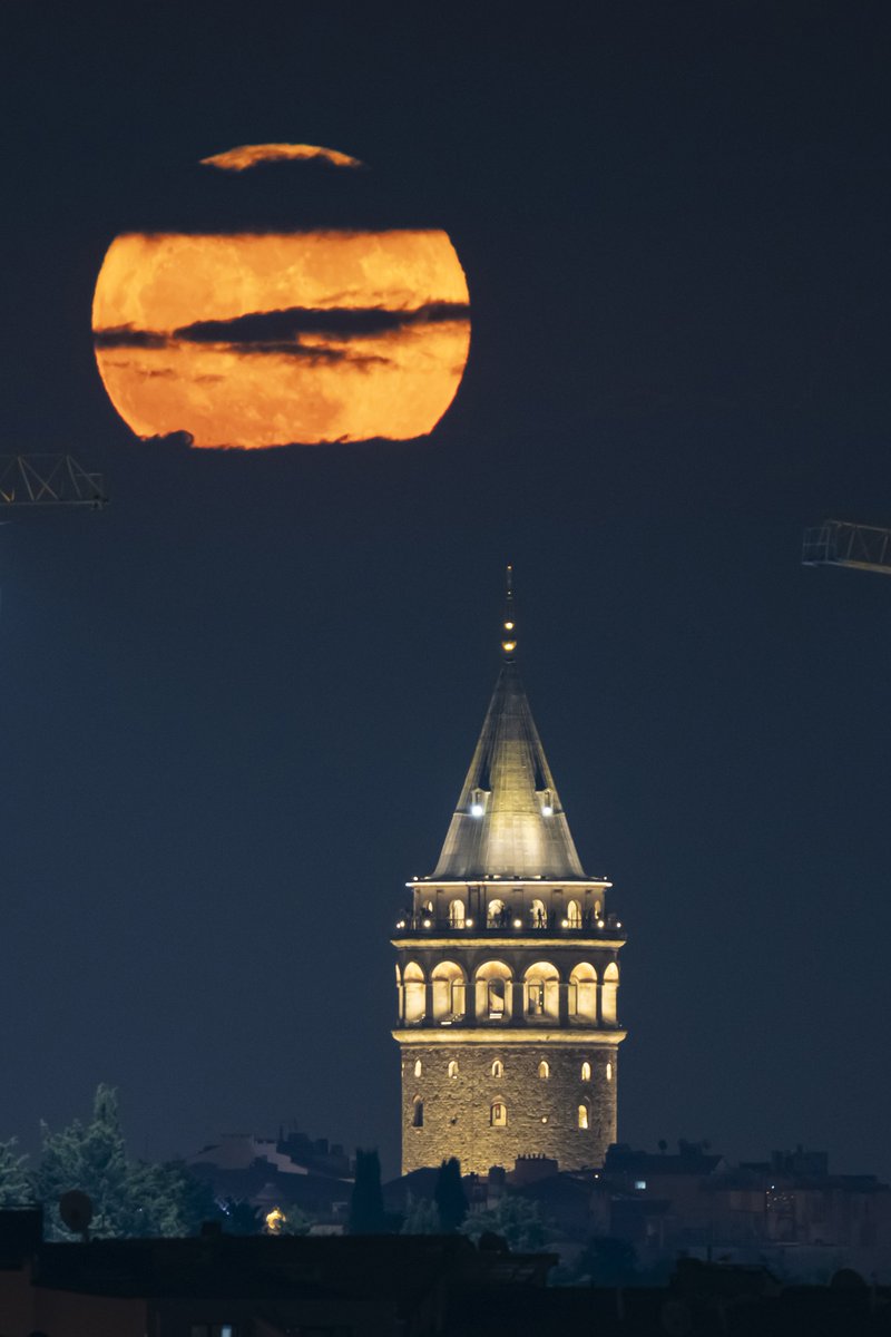 onedio's tweet photo. ''Mavi Dolunay'' ve Galata Kulesi birlikte görüntülendi. https://t.co/CDJN9mavwK