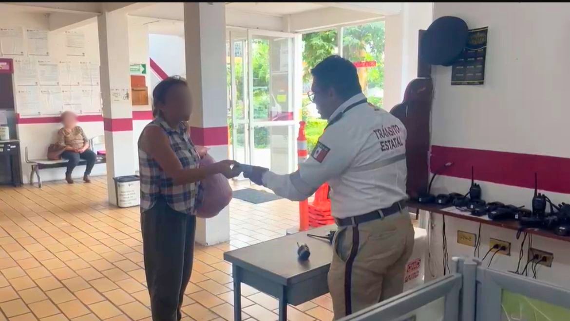 SP_Veracruz's tweet photo. Un oficial de la Delegación Coatepec de @ssptransitoverl resguardó un celular que una ciudadana perdió al conducir su motocicleta 🏍️. 

Gracias a su honestidad y compromiso, el equipo fue devuelto a su propietaria. 

✅ Reconocemos la integridad y vocación de servicio. https://t.co/Ja6AITdJvt
