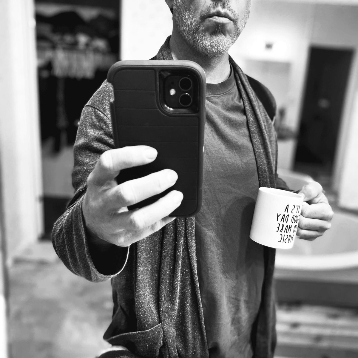 GoNorthofHere's tweet photo. In 2023, Ryan Hamilton walked away from music with an empty tank. Then Little Steven played the ultimate 'consigliere' and pulled him back into the ring.

Ahead of the new album, I’m exploring the "Second Act" rebirth of @TheRyanHamilton  🎸

Read:

https://t.co/ywwKGL7JaV

@StevieVanZandt @wickedcool_nyc