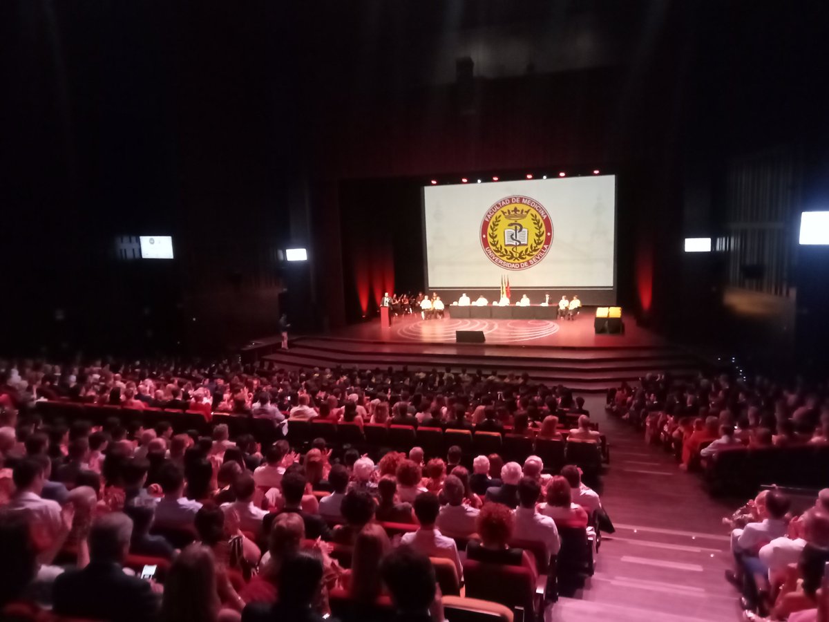Medicina_US's tweet photo. Acto de Graduación y entrega de Becas de la Promoción 2020-2026 de la Facultad de Medicina de la @unisevilla 

@fdelaportilla_ @me_dorado https://t.co/HU4GLY4eOQ