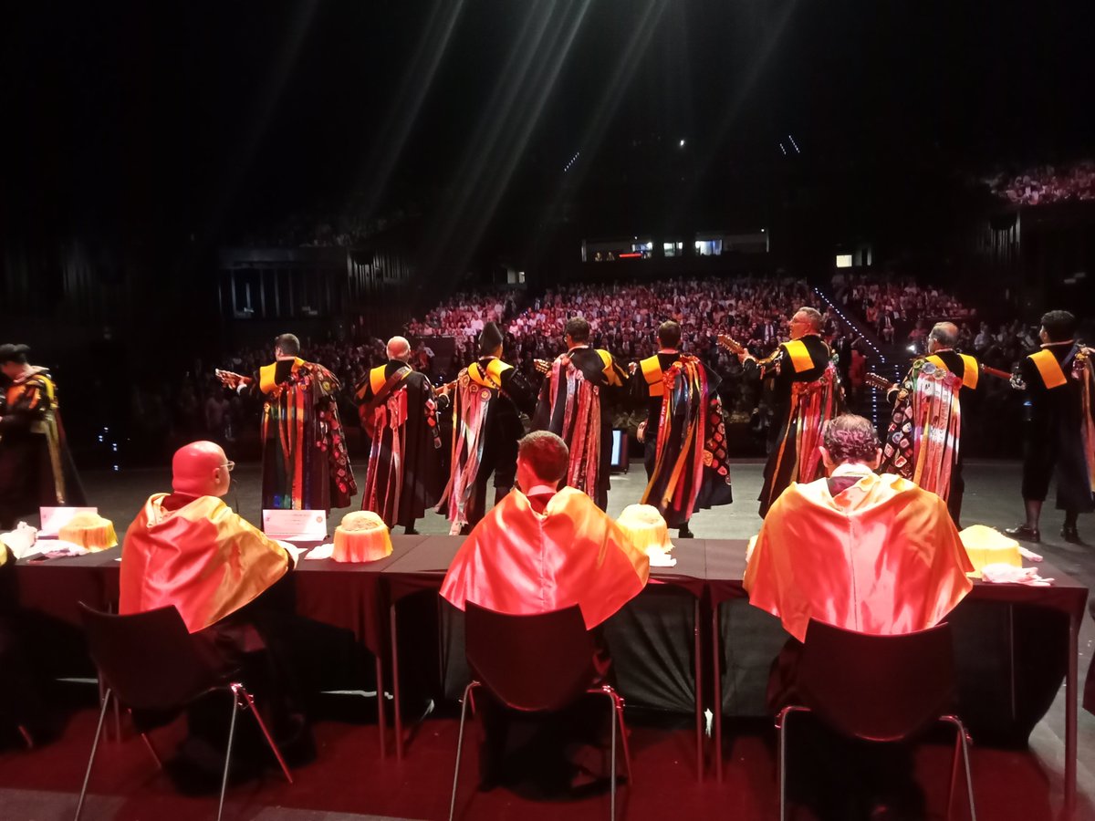 Medicina_US's tweet photo. Acto de Graduación y entrega de Becas de la Promoción 2020-2026 de la Facultad de Medicina de la @unisevilla 

@fdelaportilla_ @me_dorado https://t.co/HU4GLY4eOQ