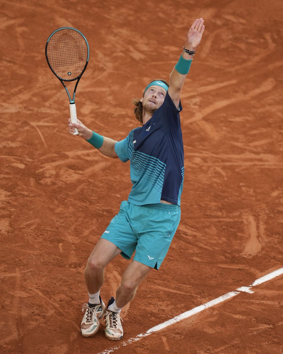 rolandgarros's tweet photo. Heading to a fifth 🔥

#RolandGarros https://t.co/jljwxHkfBA