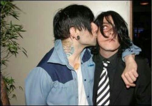 sadopacifists's tweet photo. My worst pet peeve is when people use this photo in frerard edits thinking its frank https://t.co/sW7c7Xolkk