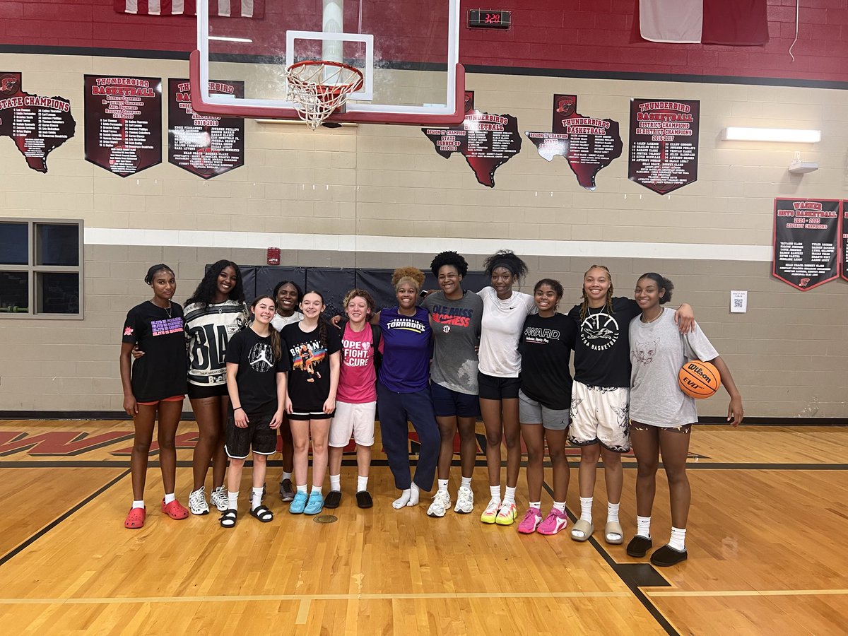SAFinestbball's tweet photo. What an amazing pic! 

12 Finest Fam. 

From Class of 2020 to class 2030. 

S/O to @ladytbirdgbb for bringing back open runs! 

The CITY NEEDS more of these. 

Why is Dallas the Hoop Mecca currently?…

The School Districts OPEN THE GYMS for the community‼️ https://t.co/IK3AxT2j5E
