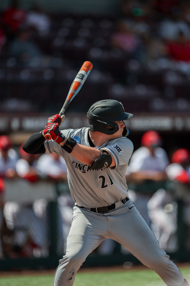 GoBearcatsBASE's tweet photo. Cal joined the homer party 🥳

#Bearcats | #TenGames | @CalSefcik https://t.co/1II2HJwOa0