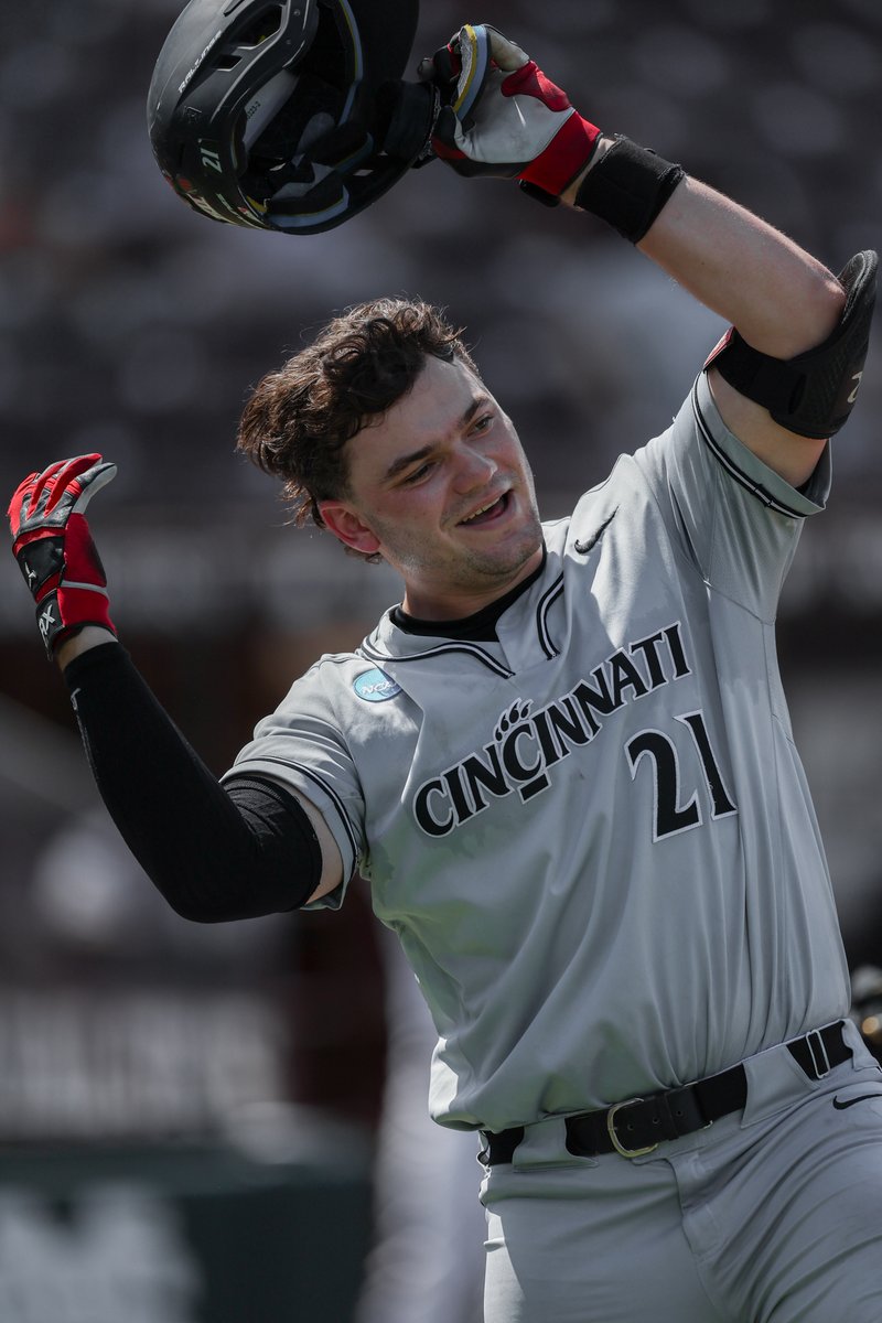 GoBearcatsBASE's tweet photo. Cal joined the homer party 🥳

#Bearcats | #TenGames | @CalSefcik https://t.co/1II2HJwOa0
