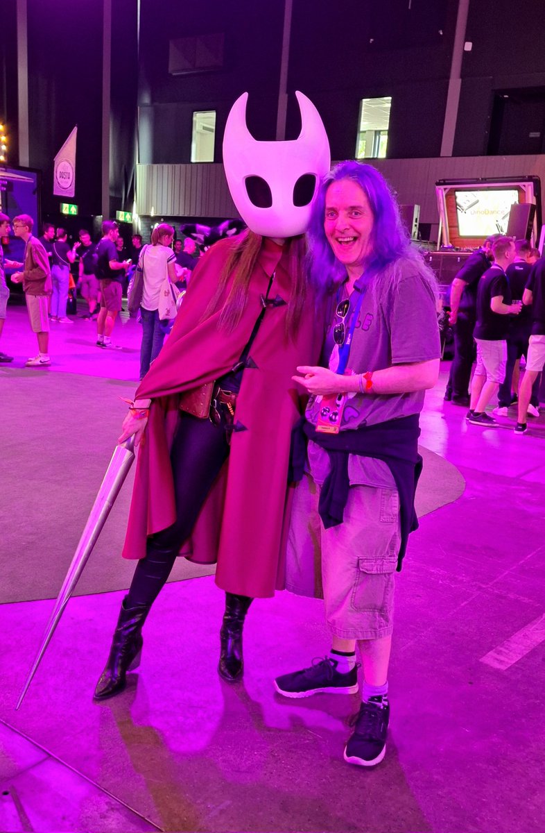 GeekDom78's tweet photo. Well @TwitchCon EU Day 2 is over &amp; so is the whole thing.
Honestly have mixed feelings. There were fun things to do, I enjoyed the Panels (lots of notes taken), Brand convos &amp; all. The Minecraft Area was very cool &amp; the games &amp; activities were fun.

Cont ⬇️ https://t.co/es14h6nEni