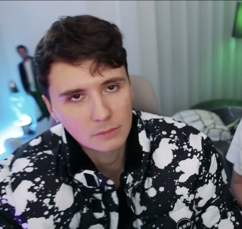 pinofdnp's tweet photo. 2 years apart why is he getting younger https://t.co/xYCtvwHuRL