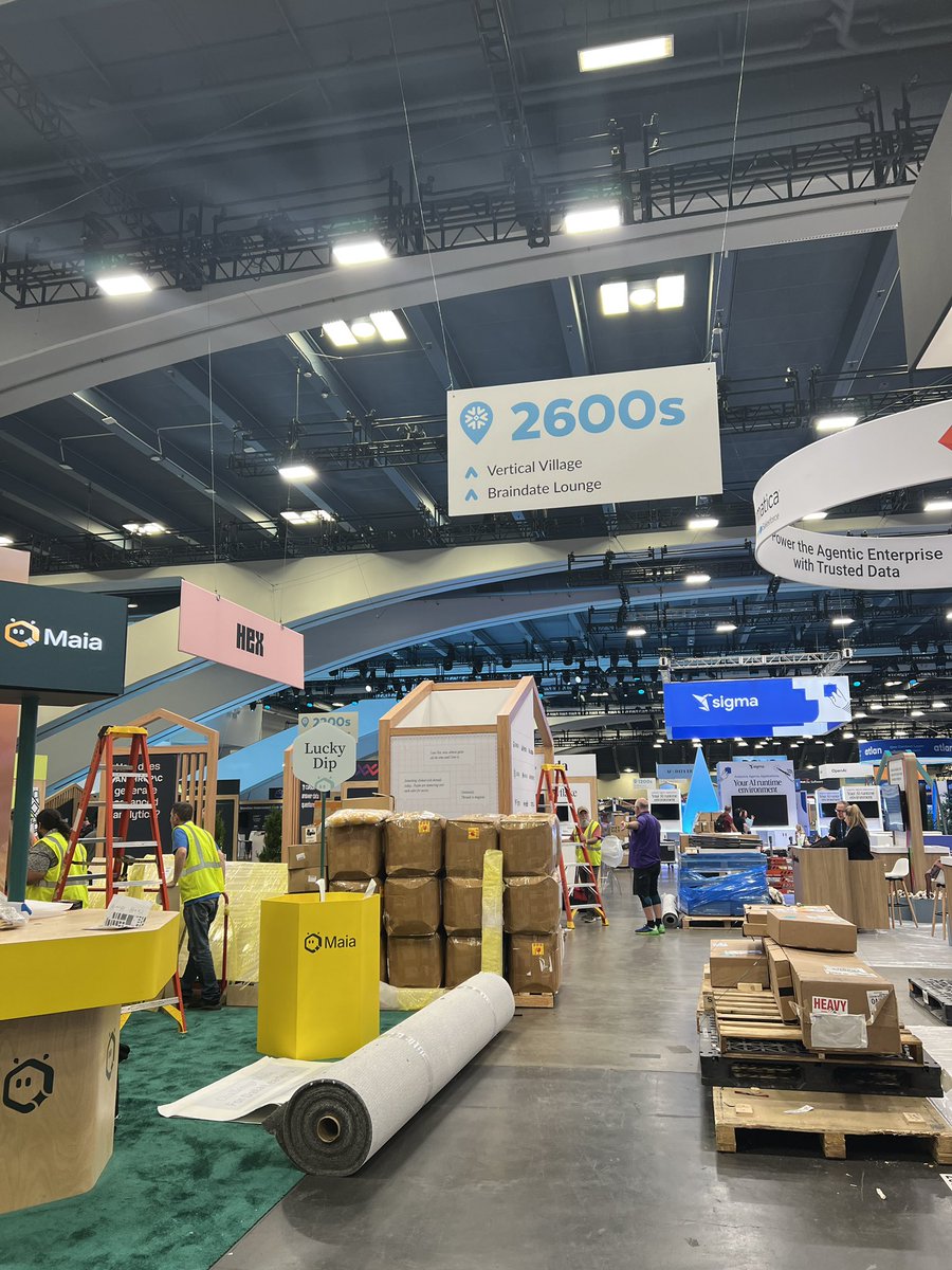 adelwu_'s tweet photo. my respect for people who work on conferences is HUGE. 

the amount of construction, design, prep and organization is just mindblowing. 

anyways if you’re going to be at snowflake, hit me and the @reductoai booth up!! https://t.co/KBjStmiSN2