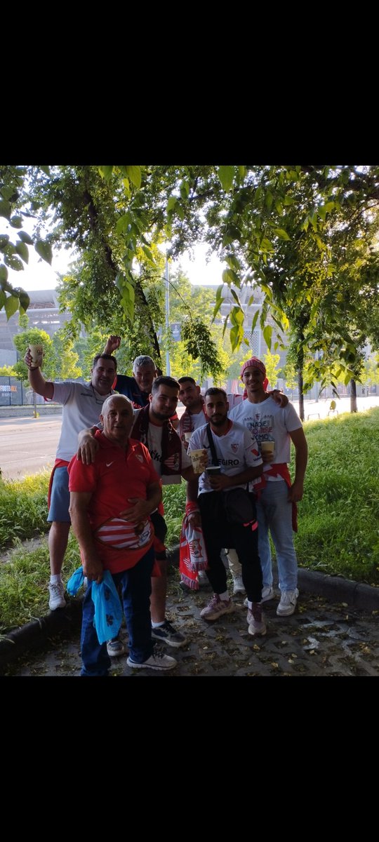 Raulsfc161's tweet photo. 3 años del día más feliz de mi vida,del momento que tocamos el cielo en Budapest.
VOLVEREMOS @SevillaFC https://t.co/YqjOHKeIc3