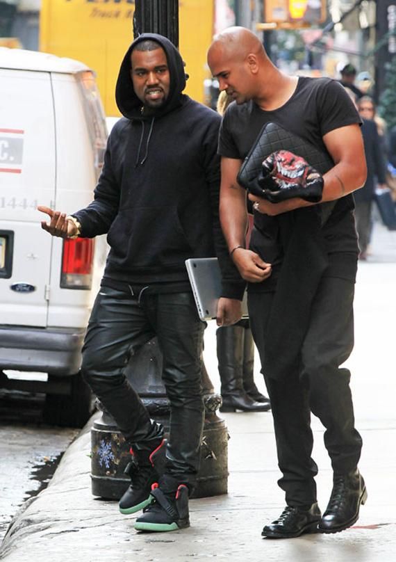 whoiismaleek's tweet photo. Kanye West. https://t.co/Q7F3VA569o