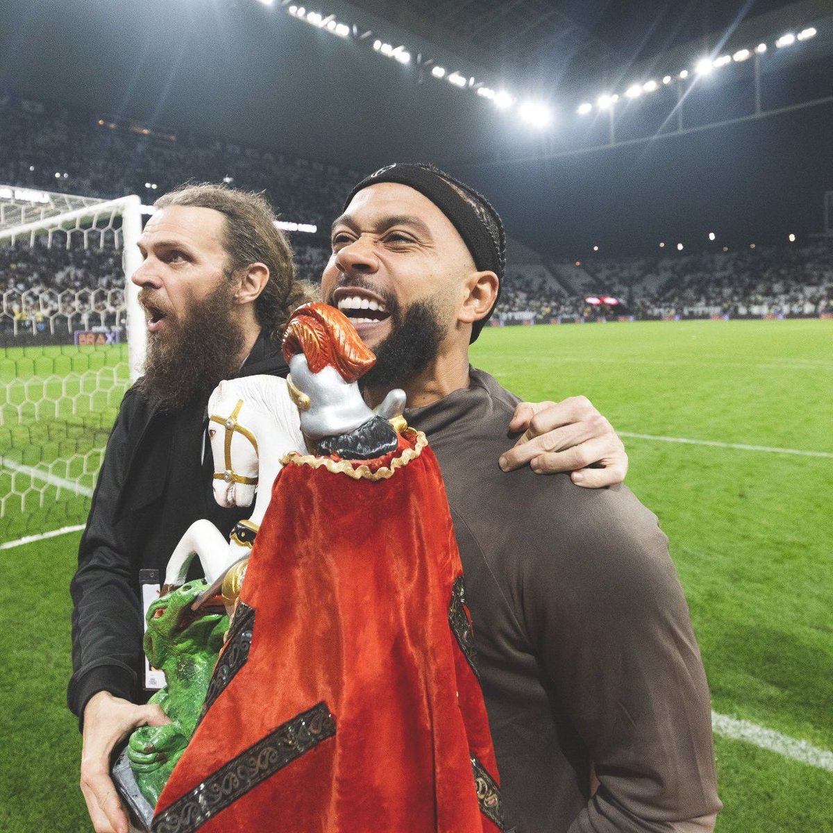 NJanfren's tweet photo. Se a gente perder o Memphis Depay, ainda mais por capricho e ego dessa gestão de vermes e filhos da puta, é o fim, cara.

Nunca na história do futebol vimos um jogador fazer de tudo pra renovar.

Abrir mão de muita grana, aceitar reduzir salário, dívidas, luvas e tudo pra renovar seu contrato e continuar ajudando um clube que está fadado ao fracasso por culpa exclusivamente de Andres Sanchez, Duílio, Augusto Melo, Stabile, Romeu Tuma Jr, entre tantos e tantos outros sanguessugas e corruptos.

Memphis é um líder, uma referência, um exemplo. Capaz de transformar mentalidades e ajudar a potencializar talentos.

Além de tudo, ele tem as costas largas pra segurar qualquer tipo de pressão que caia sobre o time. Tem voz e força pra bater de frente com a política interna do clube, e com a mídia.

Espero que esse vídeo postado, com uma letra tão específica, seja apenas coisa da nossa cabeça. 

Não podemos perdê-lo. Agora mais do que nunca #RenovaComMemphis