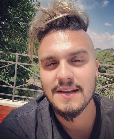AventuraSantana's tweet photo. Até parece que esse fandom não viveu essa era, para estarem tão abaladas com o corte de cabelo do Luan. Kkkkkkk https://t.co/lcilvIHxNw