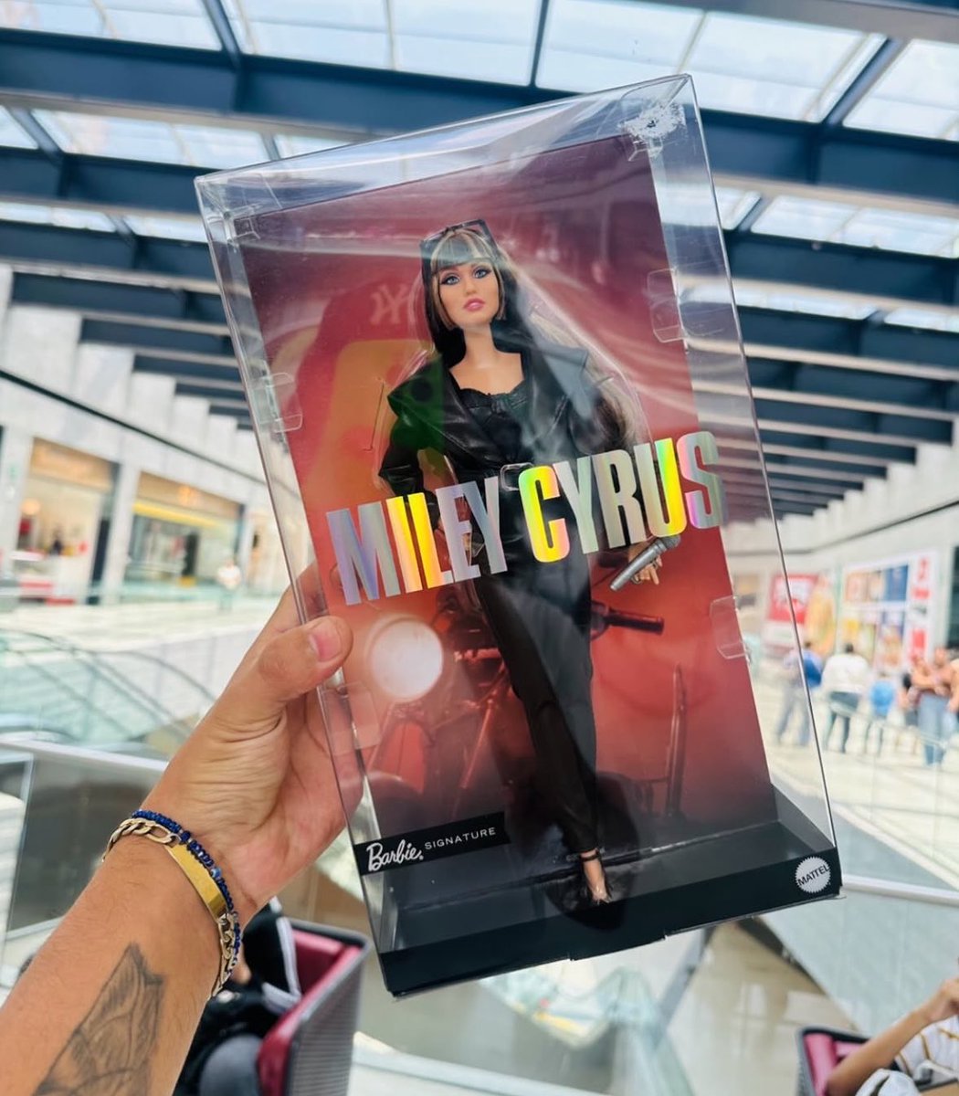 MileyUpdates's tweet photo. Miley Cyrus barbie signature doll already available in few stores on Mexico https://t.co/iuy1c31WOu