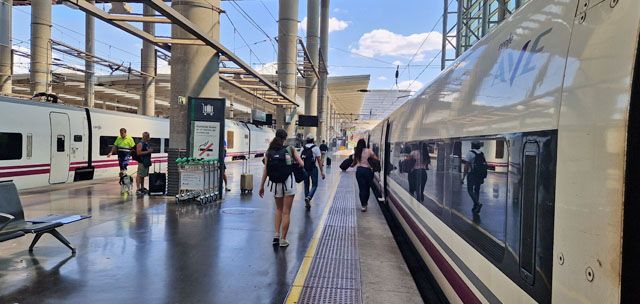 truecalia's tweet photo. Renfe y Cruz Roja Española acuerdan firmar un convenio de colaboración para reforzar la atención a viajeros - El Consistorio Digital https://t.co/rzRtzuev2W https://t.co/ZKrYOvfgpS