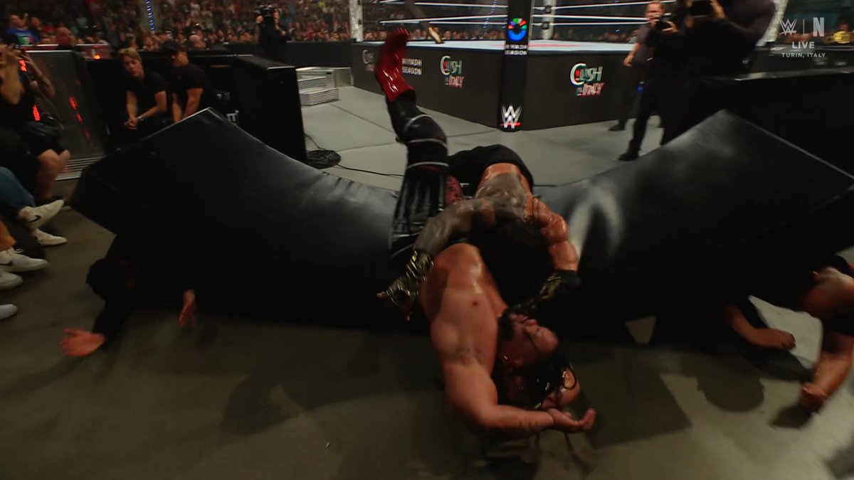 SubToSlamX's tweet photo. SPEAR THROUGH THE BARRICADE

The extra took a boot to the face 😅

#WWEClash https://t.co/PSDPahdGpP