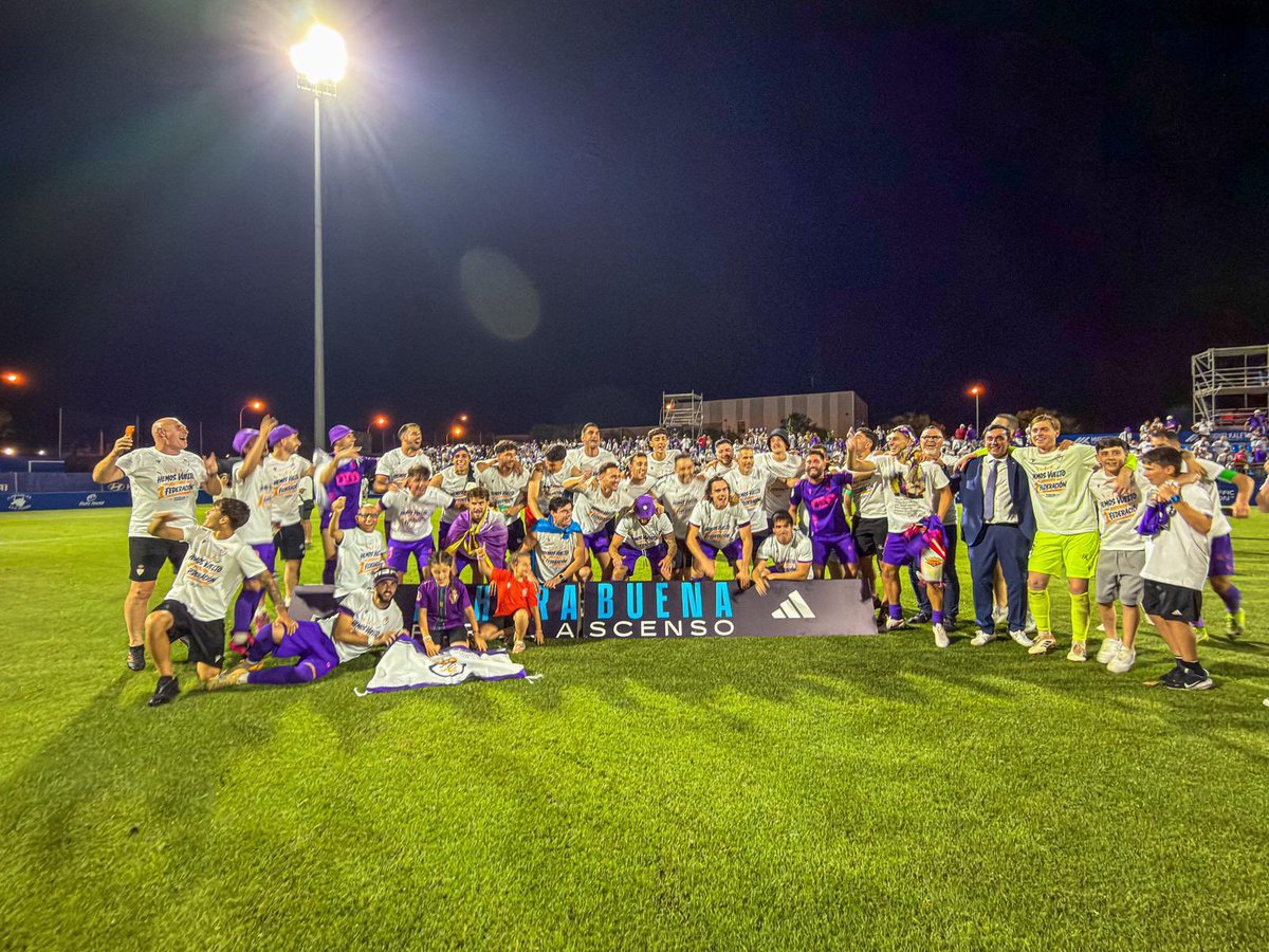 JaenFS's tweet photo. 👏🏻🤩 ¡Enhorabuena por una gran temporada que ha terminado con un merecidísimo ascenso a Primera RFEF @RealJaenCF!

💛💜 Un logro deportivo más en este 2026 para toda la provincia de Jaén que está siendo increíble

😜 Somos de Jaén, ¿a qué quieres que te gane?, ¡disfrutad mucho!

#SomosJaén💛